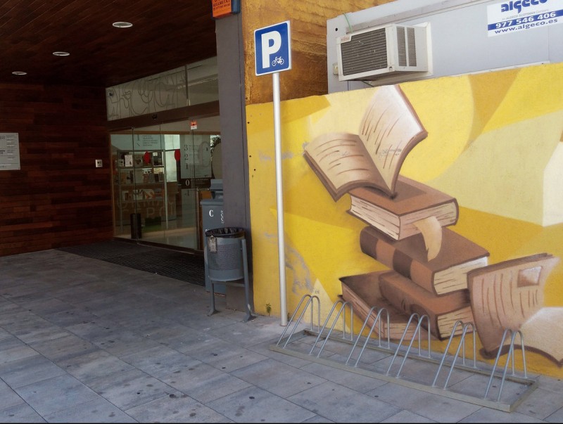 Un aparcament destinat a les bicicletes, ahir al migdia, a la porta de la Biblioteca al Nucli Antic de Valls JOSEP LLUÍS ERAS