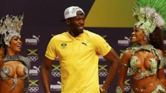 Usain Bolt, amb dues ballarines de samba, en un acte publicitari d'aquesta setmana. L'espectacle es trasllada des d'avui al tartan REUTERS