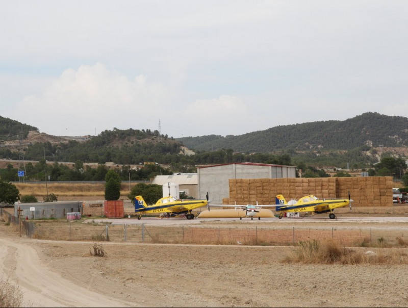 El dipòsit es troba a tocar de l'aeròdrom d'Igualada-Òdena, el que facilita els treballs en cas d'incendi. ÓSCAR LÓPEZ