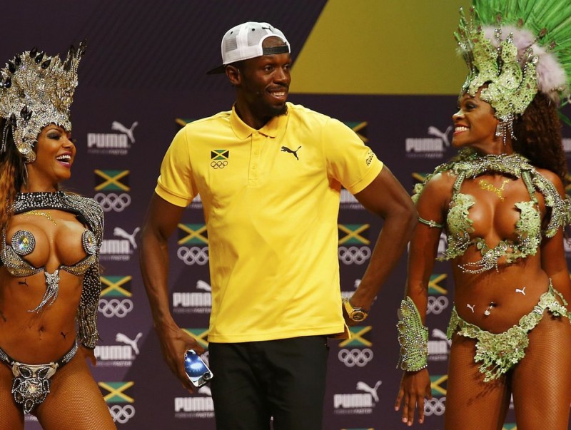 Usain Bolt, amb dues ballarines de samba, en un acte publicitari d'aquesta setmana. L'espectacle es trasllada des d'avui al tartan REUTERS