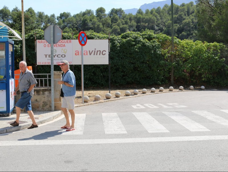 Accés a l'aparcament des del carrer principal de Castellbell, ahir ja reobert CARMINA OLIVERAS