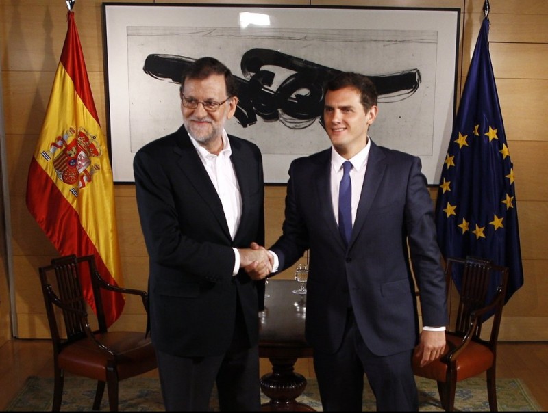 Rajoy i Rivera encaixant les mans abans de la seva reunió al Congrés de dimecres passat EP