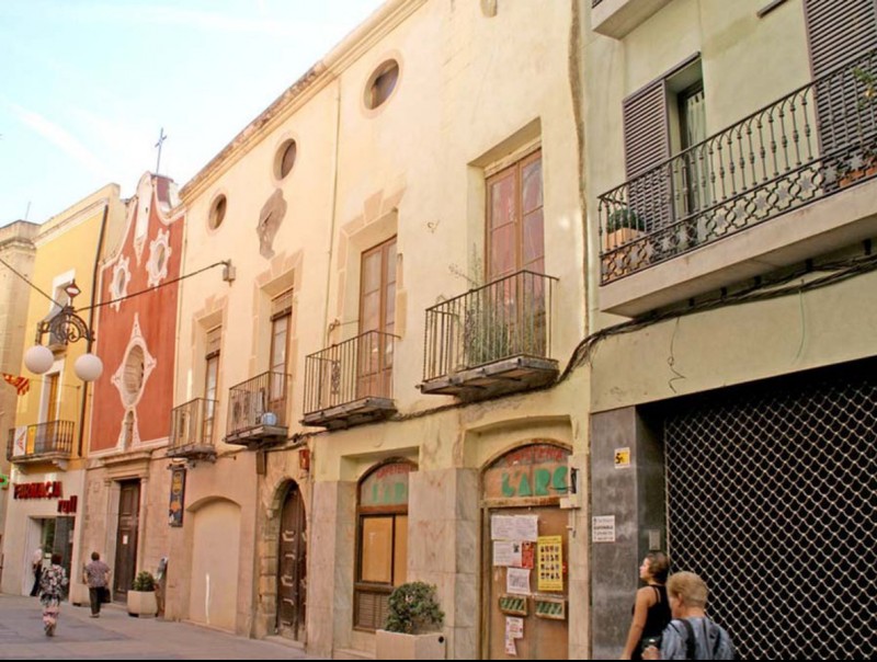 L'edifici de Ca Padro, al centre del carrer de la Cort de Valls, es troba en un estat força dolent de conservació J.L.E. / EPN