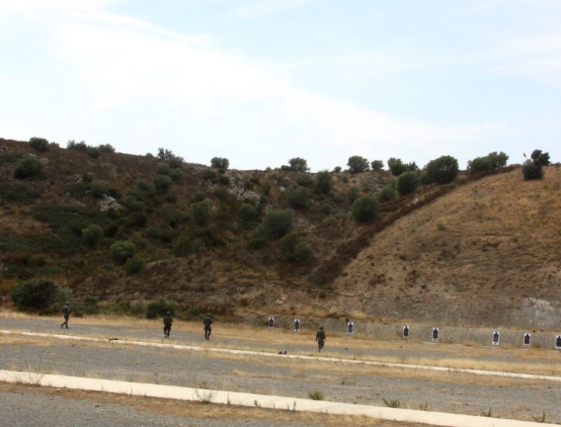 Els miitars fent pràctiques de tir ahir al camp de Sant Climent B. FUENTES / ACN