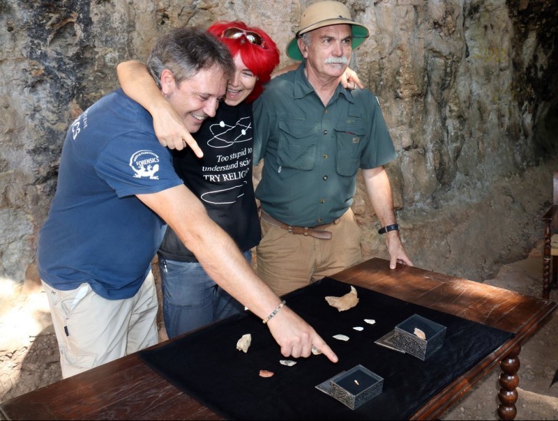 Els arqueòlegs Eudald Carbonell i Jordi Rosell juntament amb l'arqueòloga que va fer la troballa de la dent. O. BOSCH/ACN