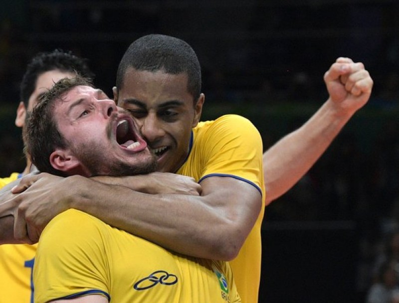 Els jugadors brasilers celebren el títol olímpic AFP / JUAN MABROMATA