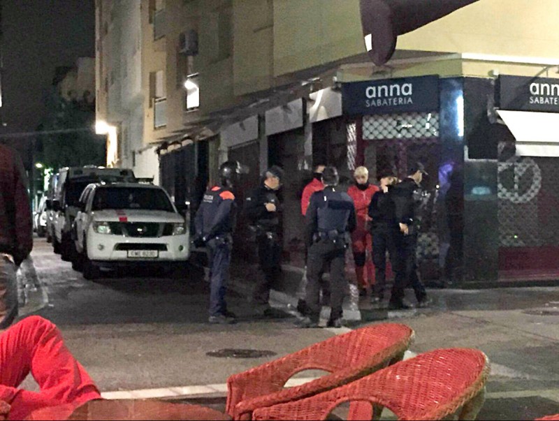 Agents dels Mossos i la Policia Local fent un control al carrer Monturiol. AJ. CALAFELL
