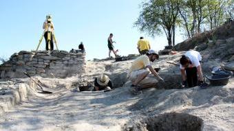 L'equip d'arqueòlegs treballant al jaciment de l'Esquerda, on s'ha descobert un camp de sitges. ACN