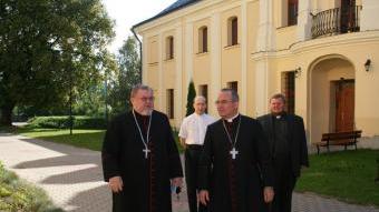 Mossèn Soszinski, en segon terme a la dreta, va acompanyar al 2011 l'arquebisbe de Tarragona, Jaume Pujol, a Varsòvia Arxiu