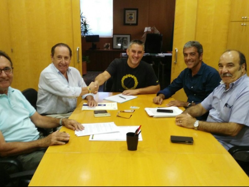 L'alcalde de Calafell, al centre, va signar l'acord amb representants de l'empresa del port de Segur AJ. CALAFELL