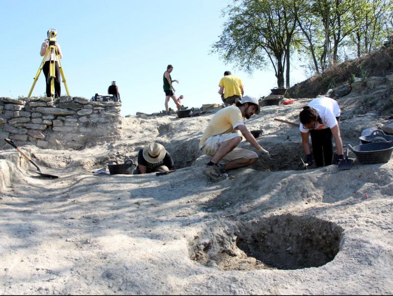 L'equip d'arqueòlegs treballant al jaciment de l'Esquerda, on s'ha descobert un camp de sitges. ACN