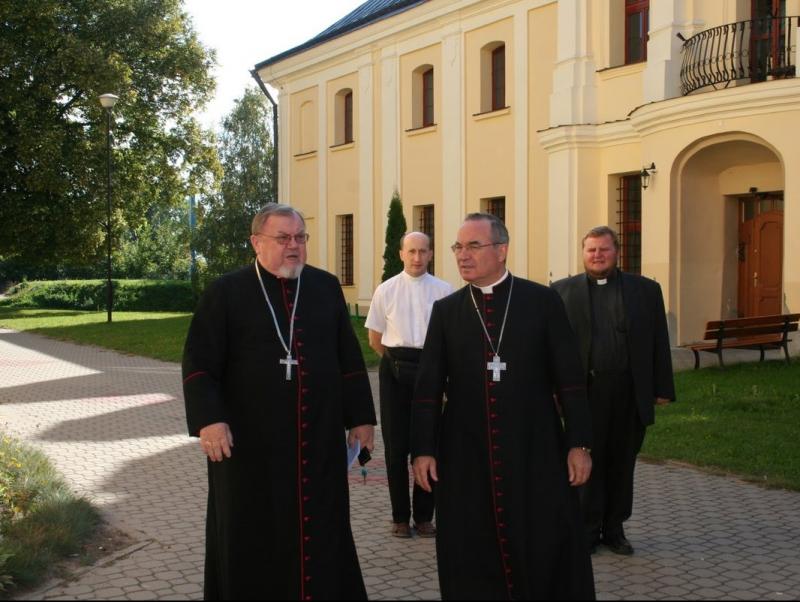 Mossèn Soszinski, en segon terme a la dreta, va acompanyar al 2011 l'arquebisbe de Tarragona, Jaume Pujol, a Varsòvia Arxiu