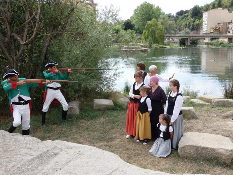Alguns dels actors de l'espectacle escenifiquen l'afusellament d'una família pagesa als peus del Pont Vell de Gironella, vora el riu Llobregat MARC CANTURRI