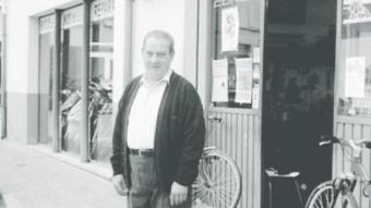 Pere Llach, davant el seu taller del carrer Petit de Sarrià de Ter, en una foto del 2004 PARLEM DE SARRIÀ