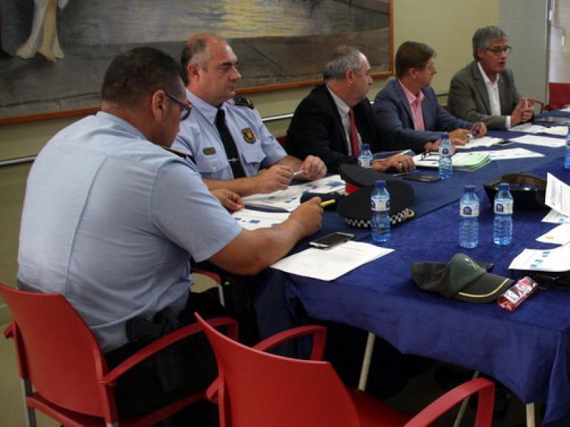 Una imatge de la reunió de la junta local de seguretat de Caldes de Malavella, ahir a la sala annexa de la Casa Rosa T. TAPIA / ACN