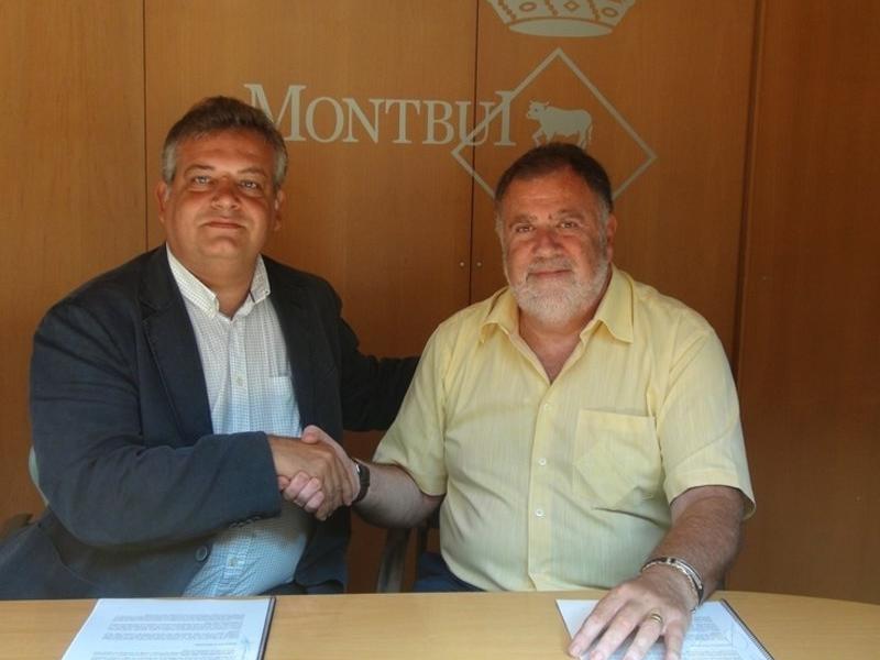 Teo Romero (esquerra), signant el conveni. AJ. MONTBUI