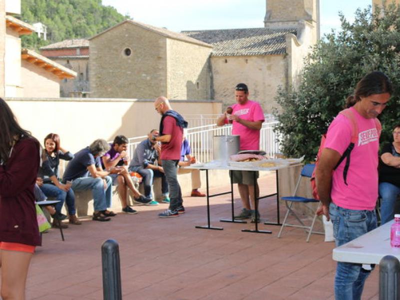 L'exalcalde de Monistrol, Ramon Vancells, comentant la jornada amb els voluntaris de la única mesa electoral, situada davant l'Ajuntament NOEMÍ BADRENAS