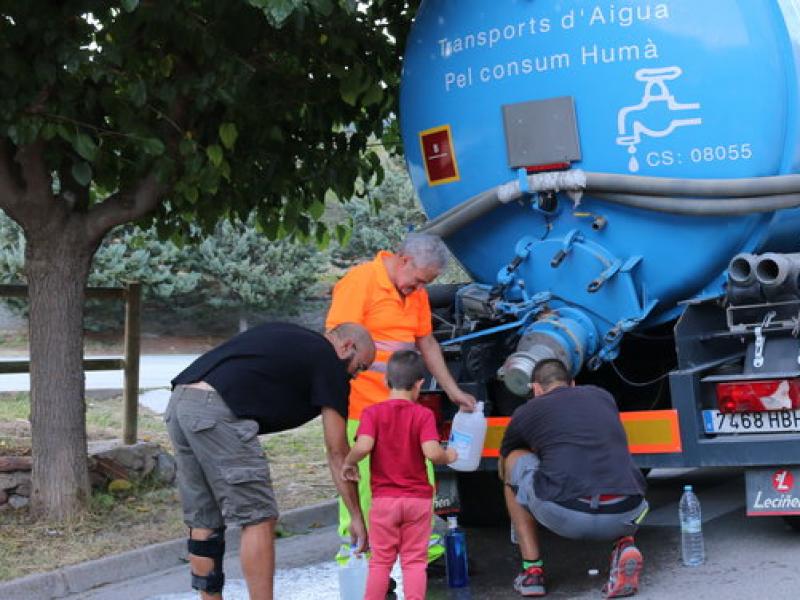 Diumenge es va instal·lar un camió cisterna al cremallera per tal que els veïns poguessin anar a buscar aigua; ahir en van circular dos pel poble N. BADRENAS
