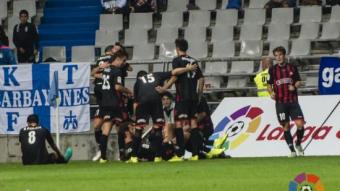 Els jugadors del Reus celebren el gol de Máyor, ahir al Carlos Tartiere LALIGA