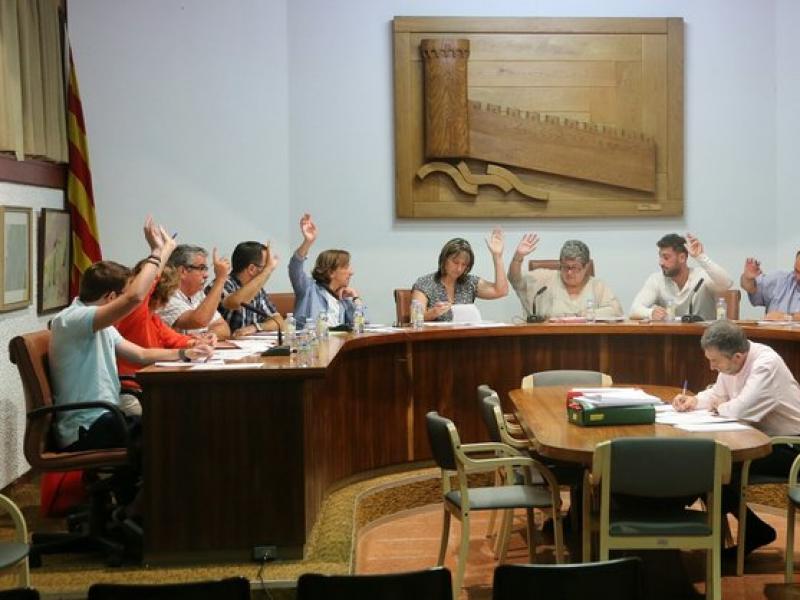 La regidora d'ERC expulsada, Núria Serra, a la dreta de tot, en el ple ordinari de Tossa del 14 de juliol QUIM PUIG