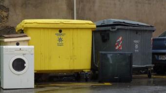 Electrodomèstics llençats a les escombraries, en una imatge de Vidreres O. PINILLA / ARXIU