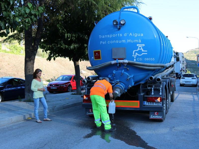 Els camions han portat aigua a la població i han omplert el dipòsit municipal N. BADRENAS