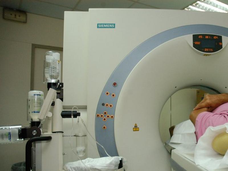 Un pacient, en un aparell de diagnosi per la imatge, a l'Hospital de la Vall d'Hebron de Barcelona.  ARXIU