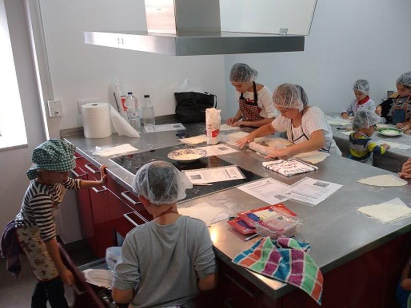 Un curs de cuina per a nens, a Maçanet. EPA