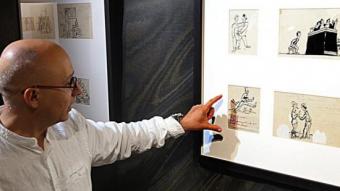 Xavier Castanyer, director del Museu de Breda i expert en Josep Aragay, mostrant un dibuix censurat. MANEL LLADÓ