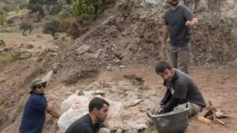 Els arqueòlegs en el nou jaciment de dinosaures de Morella. EL PUNT AVUI