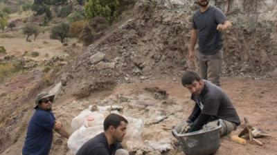 Els arqueòlegs en el nou jaciment de dinosaures de Morella. EL PUNT AVUI