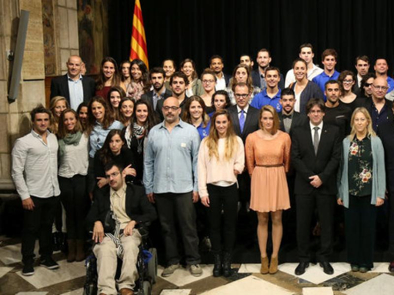 El president Puigdemont al centre flanquejat per Mireia Belmonte i Neus Munté i envoltat dels participants a Rio JORDI BEDMAR