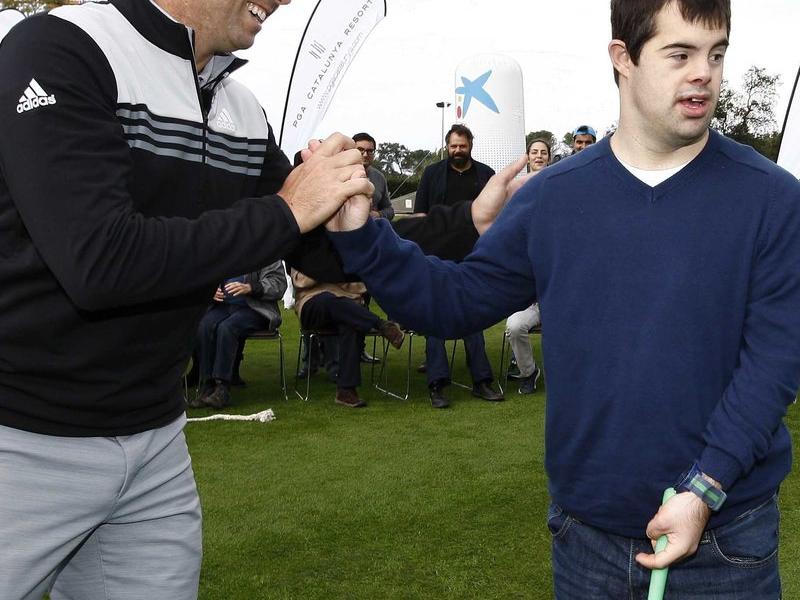 El jugador de golf amb un dels joves discapacitats del Consorci de Sant Gregori, ahir al camp de Caldes. EPA