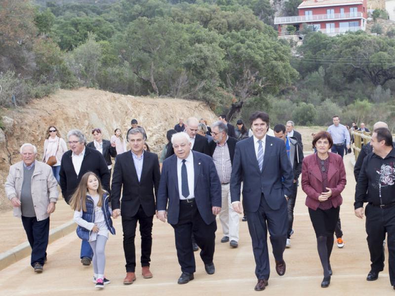 El president de la Diputació de Girona amb l'alcaldessa de Palau-Saverdera, al mig, ahir al nou vial. MARTÍ ARTALEJO