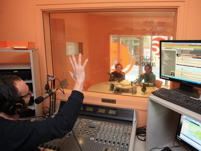 Emissió en directe als estudis de Ràdio Arrels al centre de Perpinyà LLUÍS SERRAT