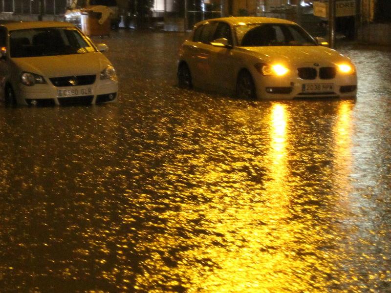 Carrers del Polígon es van inundar, deixant alguns cotxes atrapats. O.LÓPEZ