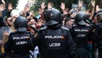 Agents de la policia espanyola d’esquenes l’1-O