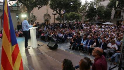 Un moment del discurs del president Torra ahir a la plaça de l’Església d’Arenys de Munt, plena a vessar