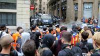 La constant presència policial als carrers laterals de la comissaria de Via Laietana dificulta la vida dels veïns