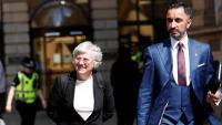 L’exconsellera Clara Ponsatí i el seu advocat, Aamer Anwar, surten del tribunal d’Edimburg el 15 de maig del 2018