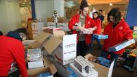 Voluntaris 
		de la Creu Roja en les darreres edicions fent la classificació de joguines