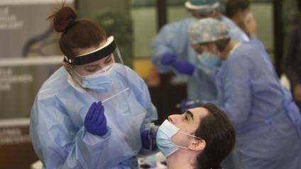 Personal sanitari fa tests ràpids d’antigen per a un estudi científic a l’hospital Germans Trias i Pujol