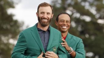 Dustin Johnson , somrient al costat de Tiger Woods, en el tradicional ritual de col·locar-se la jaqueta verda