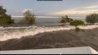Onades fan impacte a l’illa de Tonga, al Pacífic, després del tsunami produït per l’erupció d’un volcà submarí