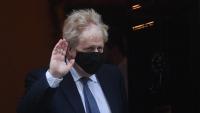 El primer ministre britànic, Boris Johnson, sortint de Downing Street