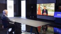 German Klaus Schwab, fundador del Fòrum Econòmic Mundial, escolta la intervenció telemàtica del president de la Xina, Xi Jinping