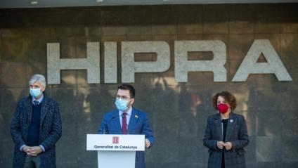 El president de la Generalitat, el conseller de Salut i la delegada del govern a Girona durant la visita a Hipra