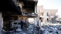 Uns veïns inspeccionaven ahir la destrossa dels bombardejos a Sanà de la coalició liderada per l’Aràbia Saudita