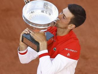 Djokovic amb el trofeu de Roland Garros que va guanyar l’any passat