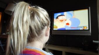 Una nena mira la tele